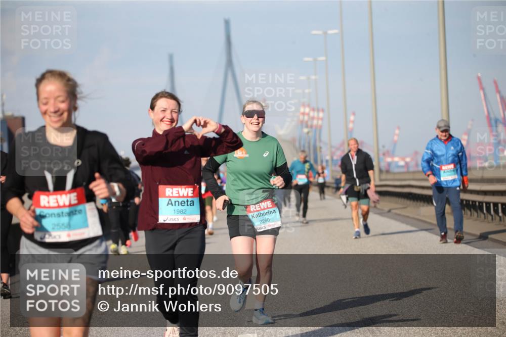 03.10.2025 - Köhlbrandbrückenlauf Jannik Wohlers http://msf.ph/oto/9097505 03.10.2025 10:16:07 Position 3 2554, 1982, 2260 meine-sportfotos.de