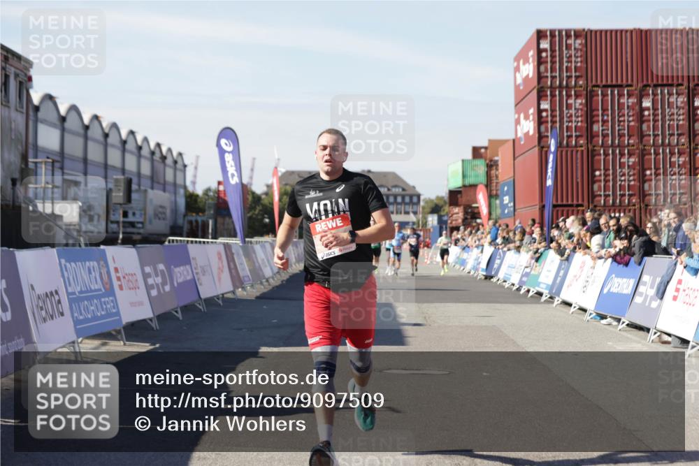 03.10.2025 - Köhlbrandbrückenlauf Jannik Wohlers http://msf.ph/oto/9097509 03.10.2025 12:56:02 Ziel 5966, 6778 meine-sportfotos.de