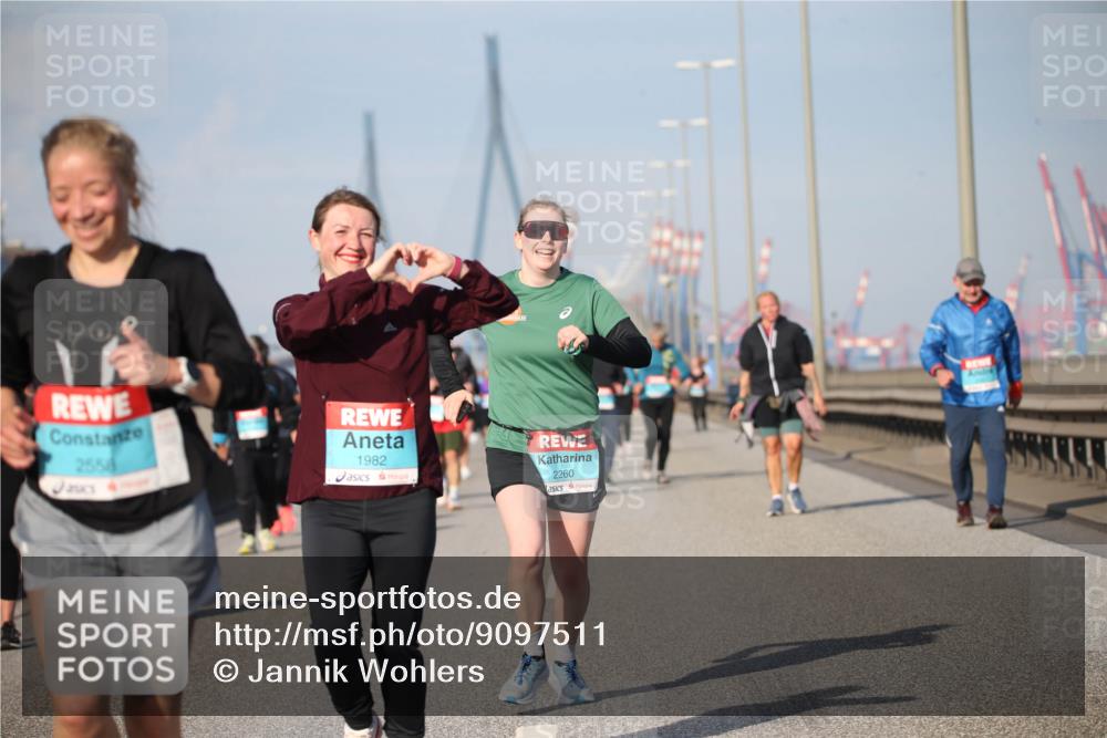 03.10.2025 - Köhlbrandbrückenlauf Jannik Wohlers http://msf.ph/oto/9097511 03.10.2025 10:16:07 Position 3 2558, 1982, 2260 meine-sportfotos.de