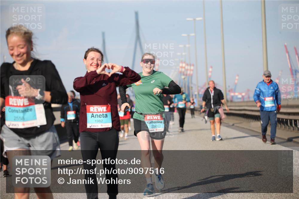 03.10.2025 - Köhlbrandbrückenlauf Jannik Wohlers http://msf.ph/oto/9097516 03.10.2025 10:16:07 Position 3 2554, 1982, 2260 meine-sportfotos.de