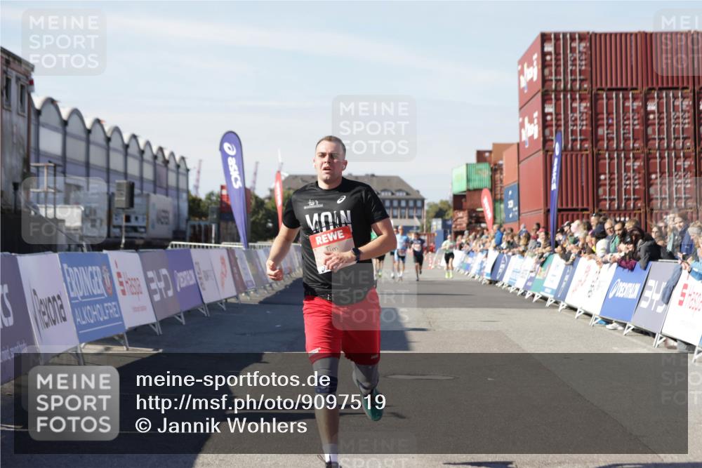 03.10.2025 - Köhlbrandbrückenlauf Jannik Wohlers http://msf.ph/oto/9097519 03.10.2025 12:56:02 Ziel 5966, 6778 meine-sportfotos.de