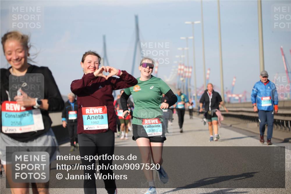 03.10.2025 - Köhlbrandbrückenlauf Jannik Wohlers http://msf.ph/oto/9097520 03.10.2025 10:16:08 Position 3 2558, 1982, 2260 meine-sportfotos.de