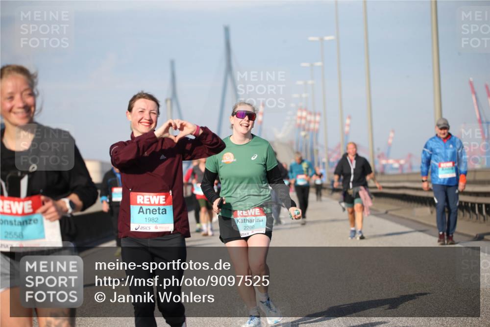 03.10.2025 - Köhlbrandbrückenlauf Jannik Wohlers http://msf.ph/oto/9097525 03.10.2025 10:16:08 Position 3 2558, 1982, 2260 meine-sportfotos.de