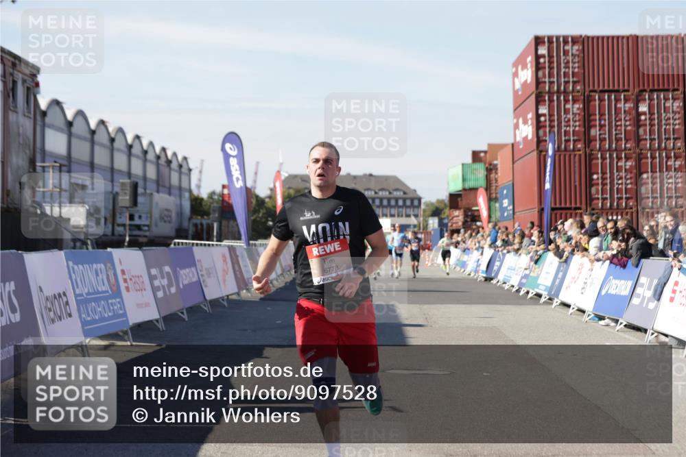 03.10.2025 - Köhlbrandbrückenlauf Jannik Wohlers http://msf.ph/oto/9097528 03.10.2025 12:56:02 Ziel 5966, 6778 meine-sportfotos.de