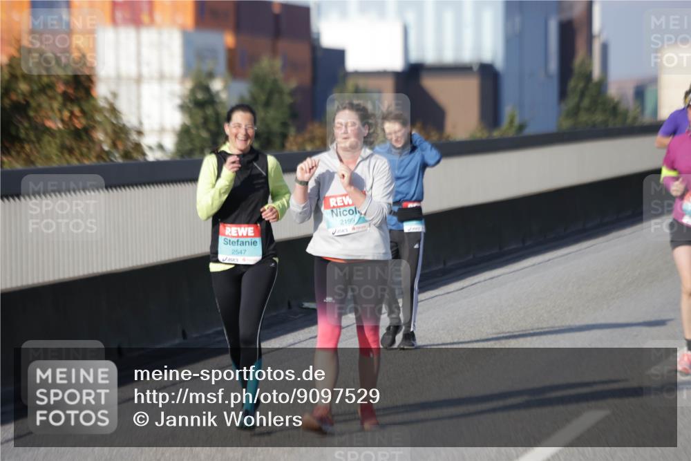 03.10.2025 - Köhlbrandbrückenlauf Jannik Wohlers http://msf.ph/oto/9097529 03.10.2025 10:18:23 Position 3 2547, 2199 meine-sportfotos.de