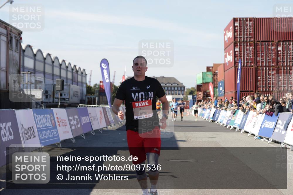 03.10.2025 - Köhlbrandbrückenlauf Jannik Wohlers http://msf.ph/oto/9097536 03.10.2025 12:56:02 Ziel 5966, 6778 meine-sportfotos.de