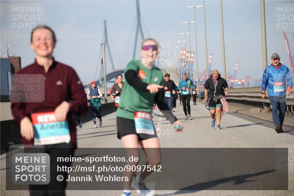 03.10.2025 - Köhlbrandbrückenlauf Jannik Wohlers http://msf.ph/oto/9097542 03.10.2025 10:16:09 Position 3  meine-sportfotos.de