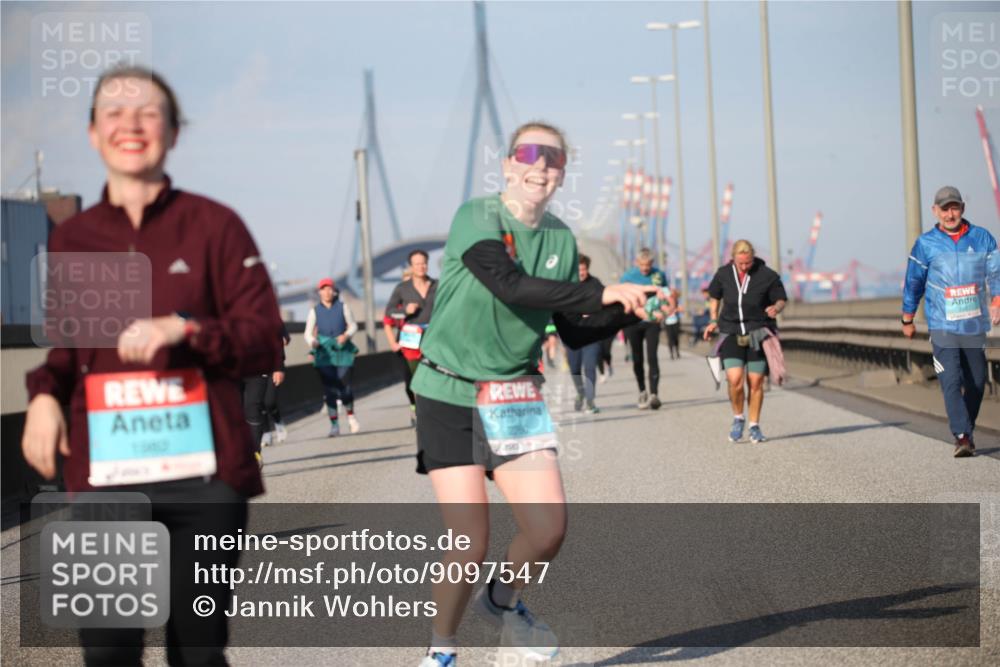 03.10.2025 - Köhlbrandbrückenlauf Jannik Wohlers http://msf.ph/oto/9097547 03.10.2025 10:16:09 Position 3 2260 meine-sportfotos.de