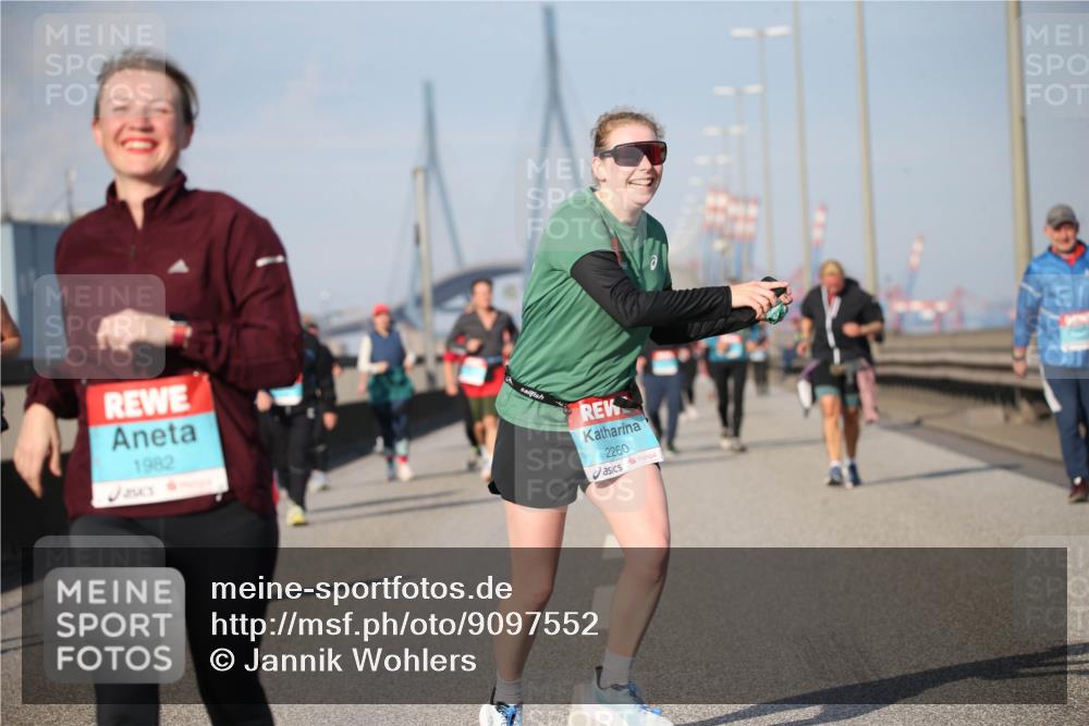 03.10.2025 - Köhlbrandbrückenlauf Jannik Wohlers http://msf.ph/oto/9097552 03.10.2025 10:16:09 Position 3 1982, 2260 meine-sportfotos.de