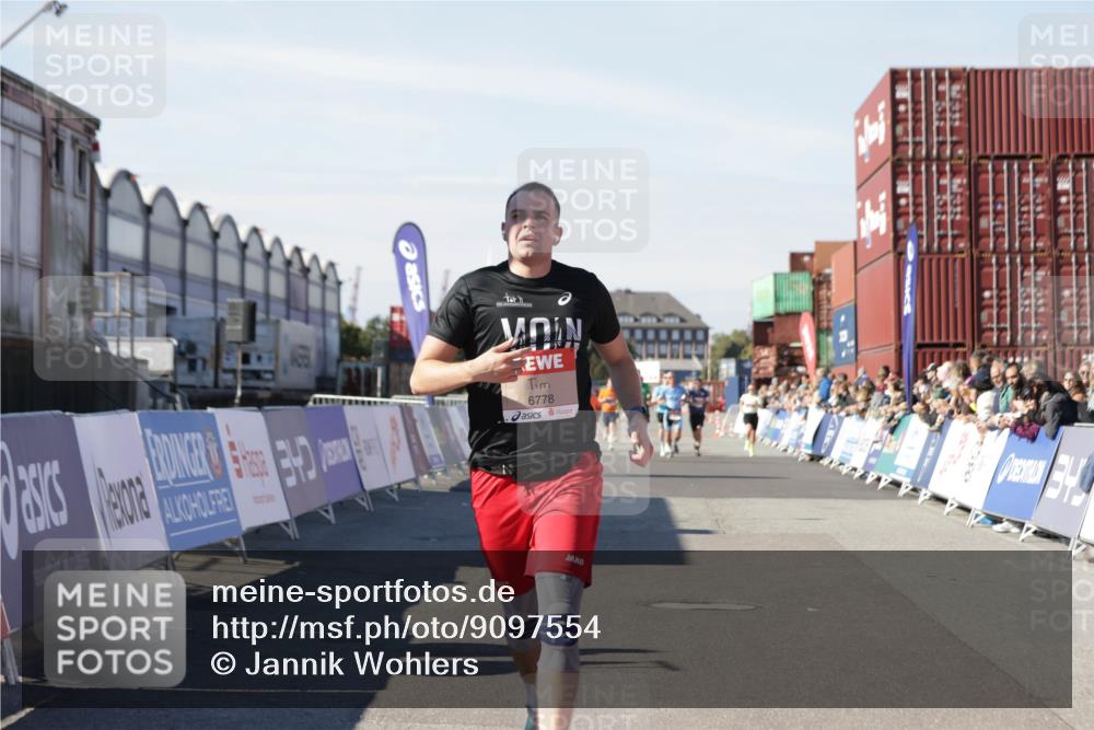 03.10.2025 - Köhlbrandbrückenlauf Jannik Wohlers http://msf.ph/oto/9097554 03.10.2025 12:56:03 Ziel 4041, 5966, 6778 meine-sportfotos.de