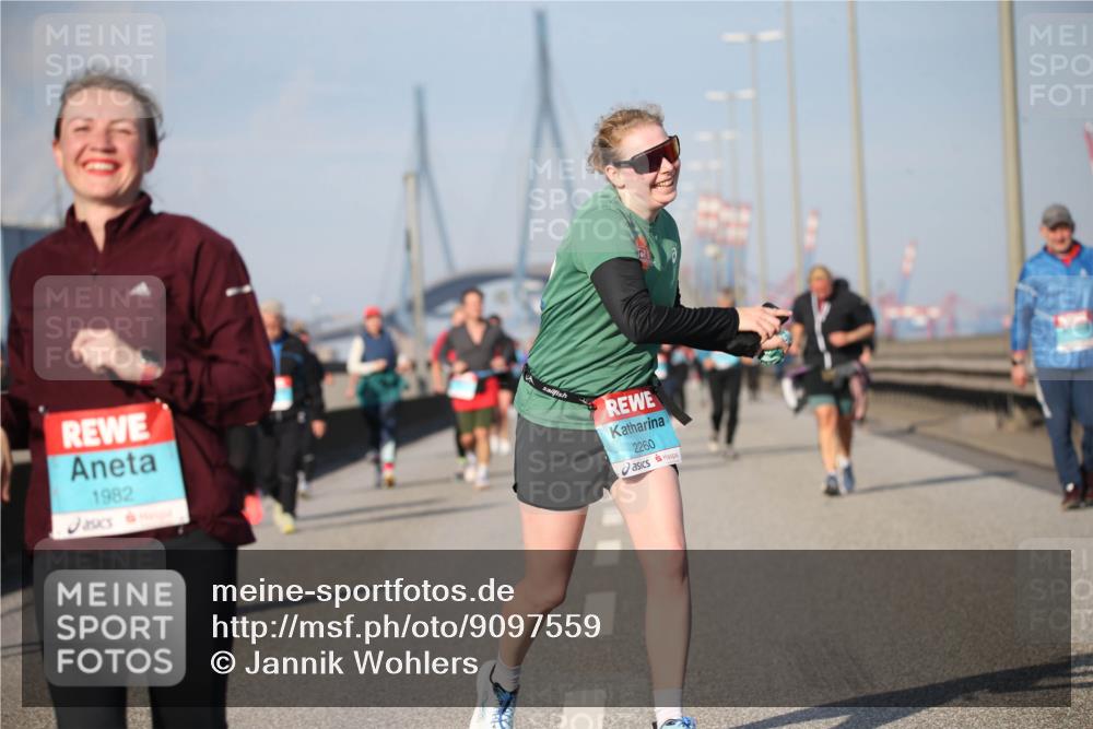 03.10.2025 - Köhlbrandbrückenlauf Jannik Wohlers http://msf.ph/oto/9097559 03.10.2025 10:16:09 Position 3 1982, 2260 meine-sportfotos.de