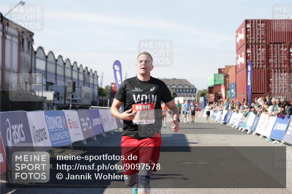 03.10.2025 - Köhlbrandbrückenlauf Jannik Wohlers http://msf.ph/oto/9097578 03.10.2025 12:56:03 Ziel 4041, 5966, 6778 meine-sportfotos.de