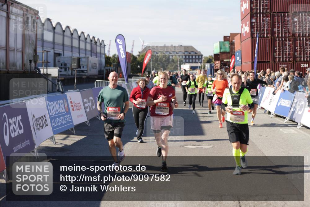 03.10.2025 - Köhlbrandbrückenlauf Jannik Wohlers http://msf.ph/oto/9097582 03.10.2025 13:22:32 Ziel 4481, 4482, 4508, 5122, 5125, 5213, 5214, 5272, 5839, 5851, 5928, 5929, 5933, 5982, 6188, 6300, 6413, 6733 meine-sportfotos.de