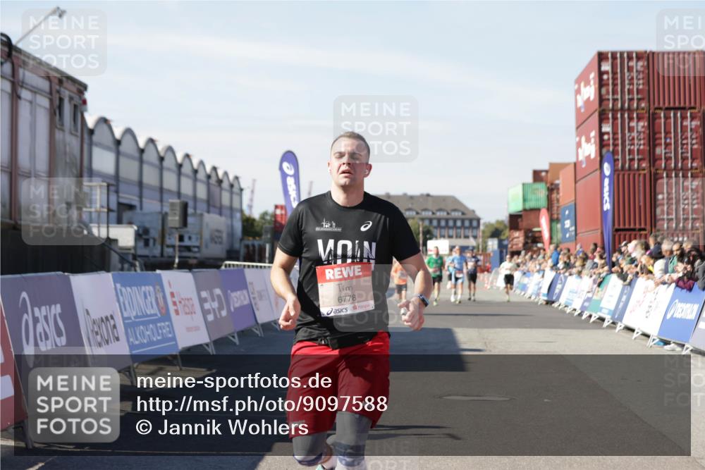 03.10.2025 - Köhlbrandbrückenlauf Jannik Wohlers http://msf.ph/oto/9097588 03.10.2025 12:56:03 Ziel 4041, 5966, 6778 meine-sportfotos.de