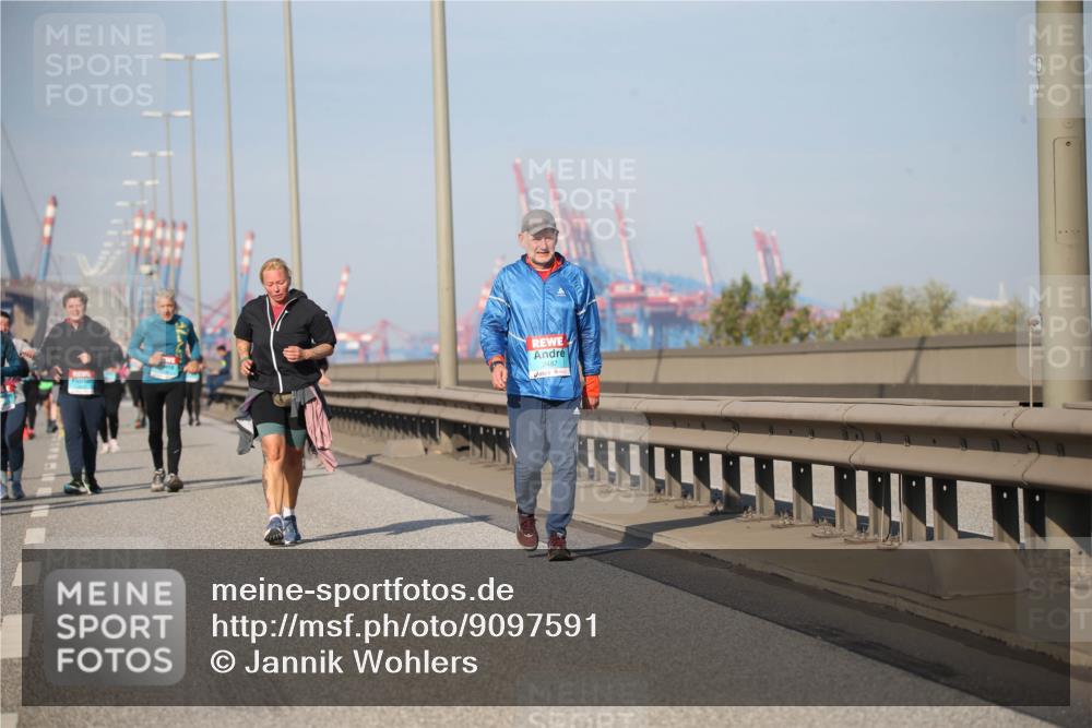 03.10.2025 - Köhlbrandbrückenlauf Jannik Wohlers http://msf.ph/oto/9097591 03.10.2025 10:16:11 Position 3 2487 meine-sportfotos.de