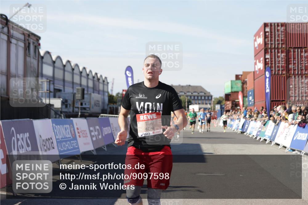 03.10.2025 - Köhlbrandbrückenlauf Jannik Wohlers http://msf.ph/oto/9097598 03.10.2025 12:56:03 Ziel 4041, 5966, 6778 meine-sportfotos.de