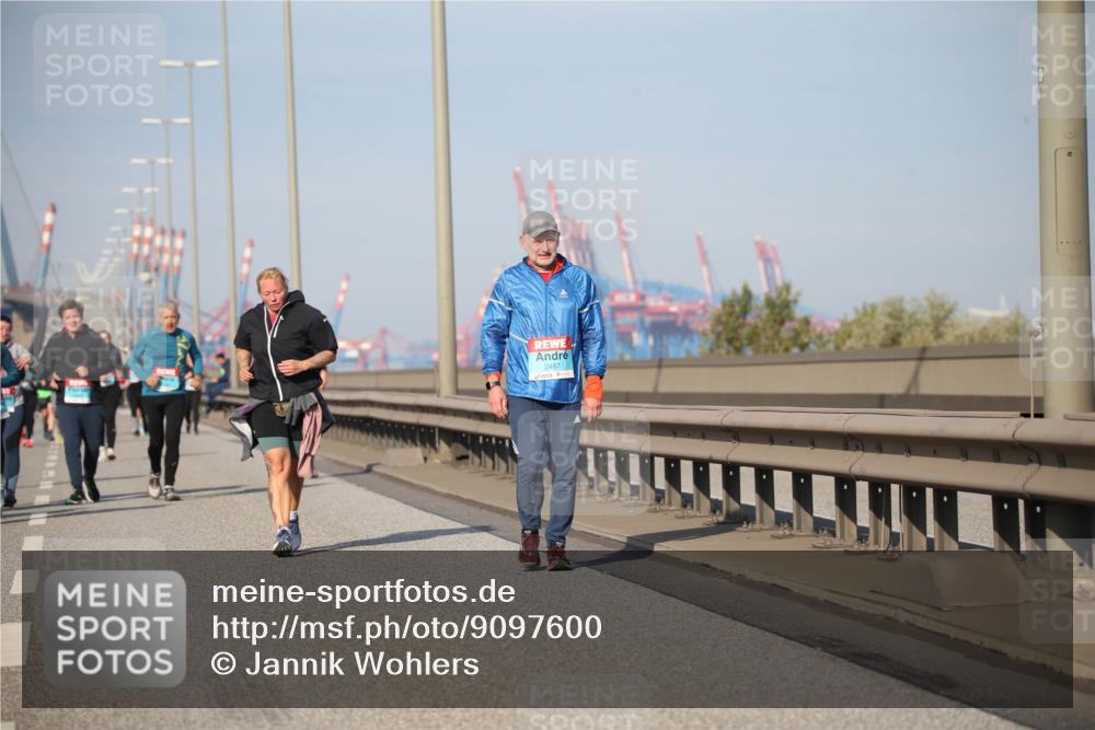 03.10.2025 - Köhlbrandbrückenlauf Jannik Wohlers http://msf.ph/oto/9097600 03.10.2025 10:16:11 Position 3 2487 meine-sportfotos.de