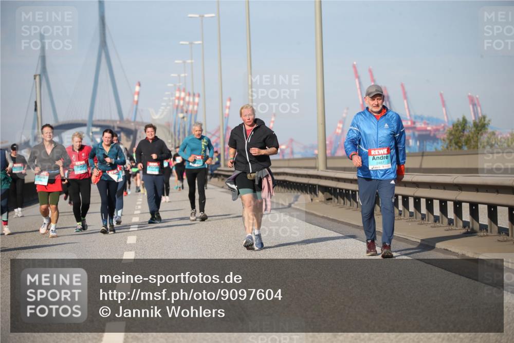 03.10.2025 - Köhlbrandbrückenlauf Jannik Wohlers http://msf.ph/oto/9097604 03.10.2025 10:16:12 Position 3 2487 meine-sportfotos.de