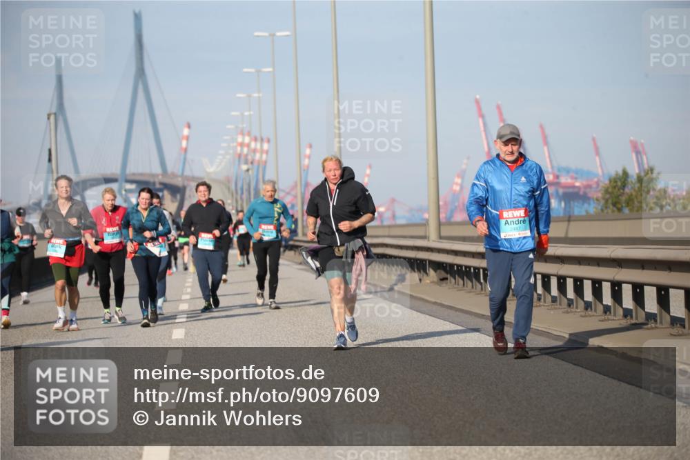 03.10.2025 - Köhlbrandbrückenlauf Jannik Wohlers http://msf.ph/oto/9097609 03.10.2025 10:16:12 Position 3 2487 meine-sportfotos.de