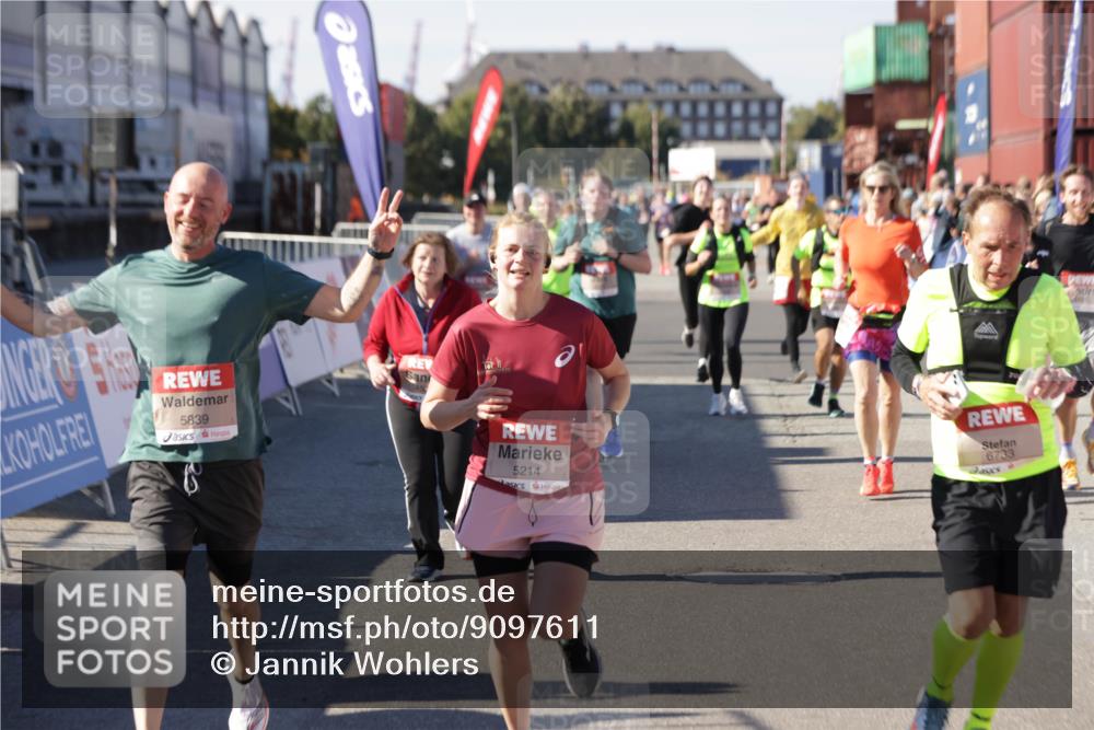 03.10.2025 - Köhlbrandbrückenlauf Jannik Wohlers http://msf.ph/oto/9097611 03.10.2025 13:22:32 Ziel 4481, 4482, 4508, 5122, 5125, 5213, 5214, 5272, 5839, 5851, 5928, 5929, 5933, 5982, 6188, 6300, 6413, 6733 meine-sportfotos.de