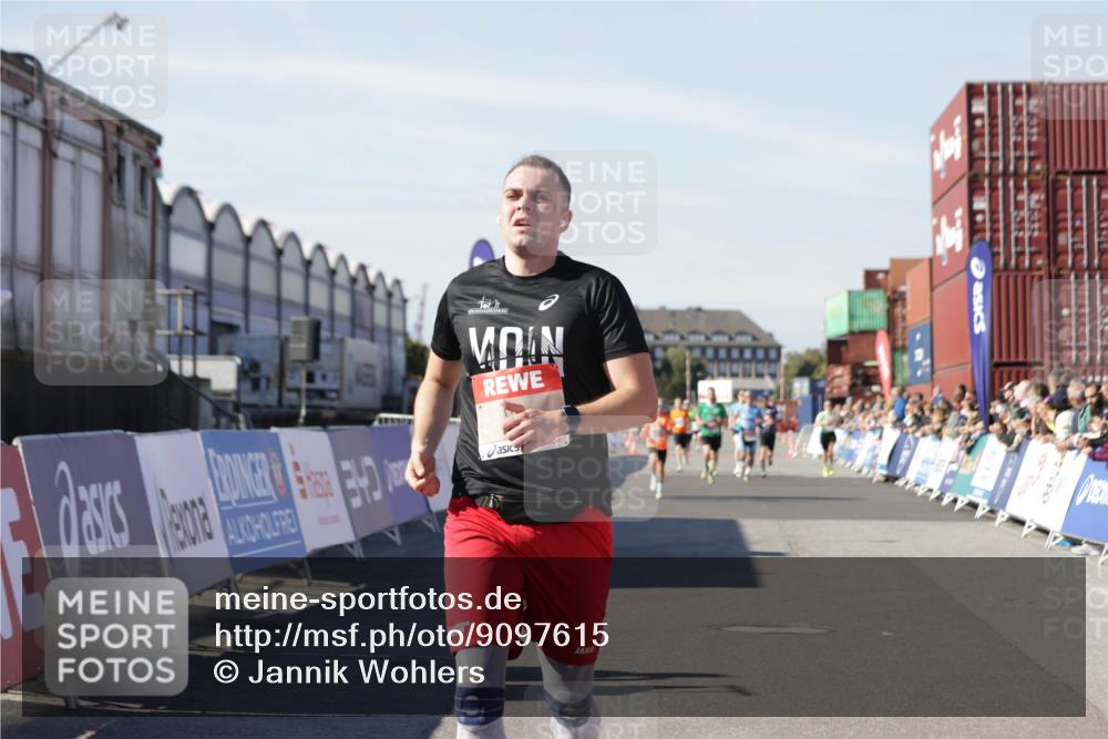 03.10.2025 - Köhlbrandbrückenlauf Jannik Wohlers http://msf.ph/oto/9097615 03.10.2025 12:56:03 Ziel 4041, 5966, 6778 meine-sportfotos.de
