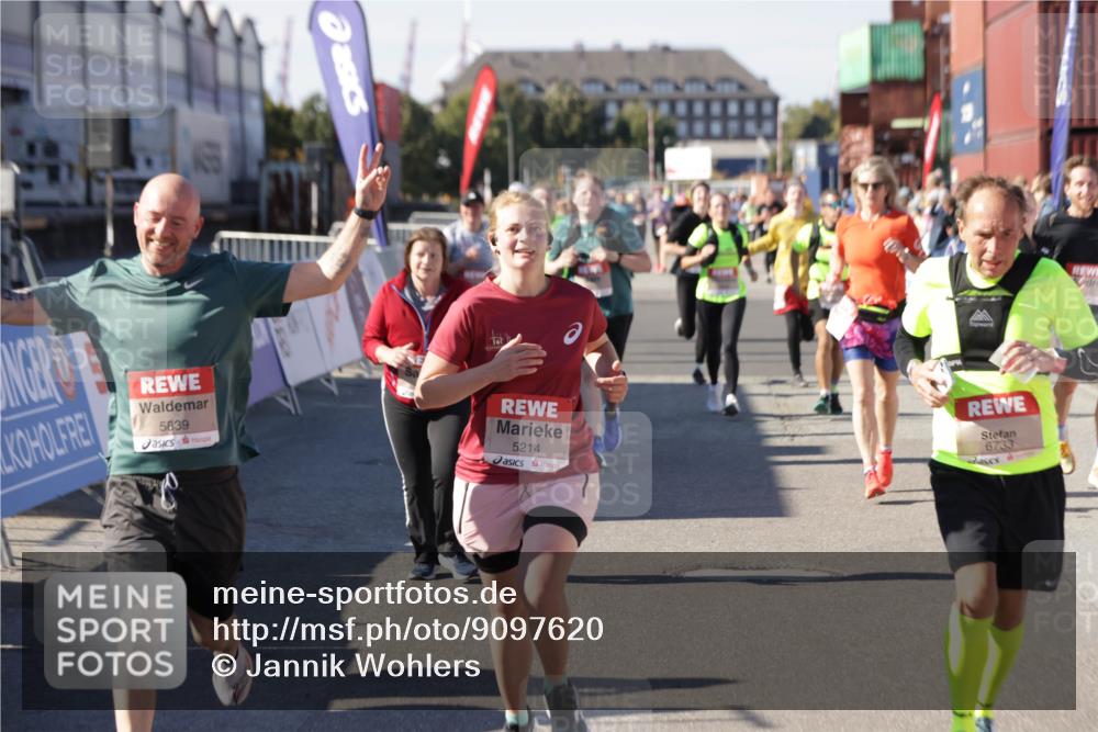 03.10.2025 - Köhlbrandbrückenlauf Jannik Wohlers http://msf.ph/oto/9097620 03.10.2025 13:22:32 Ziel 4481, 4482, 4508, 5122, 5125, 5213, 5214, 5272, 5839, 5851, 5928, 5929, 5933, 5982, 6188, 6300, 6413, 6733 meine-sportfotos.de