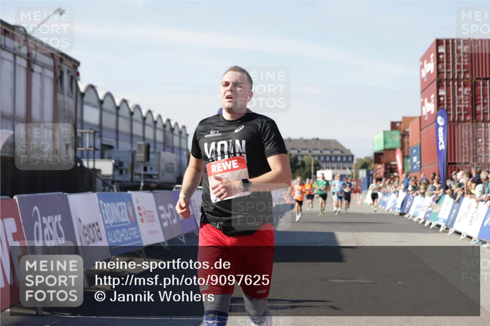 03.10.2025 - Köhlbrandbrückenlauf Jannik Wohlers http://msf.ph/oto/9097625 03.10.2025 12:56:03 Ziel 4041, 5966, 6778 meine-sportfotos.de