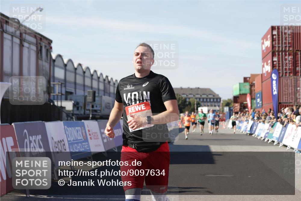 03.10.2025 - Köhlbrandbrückenlauf Jannik Wohlers http://msf.ph/oto/9097634 03.10.2025 12:56:03 Ziel 4041, 5966, 6778 meine-sportfotos.de