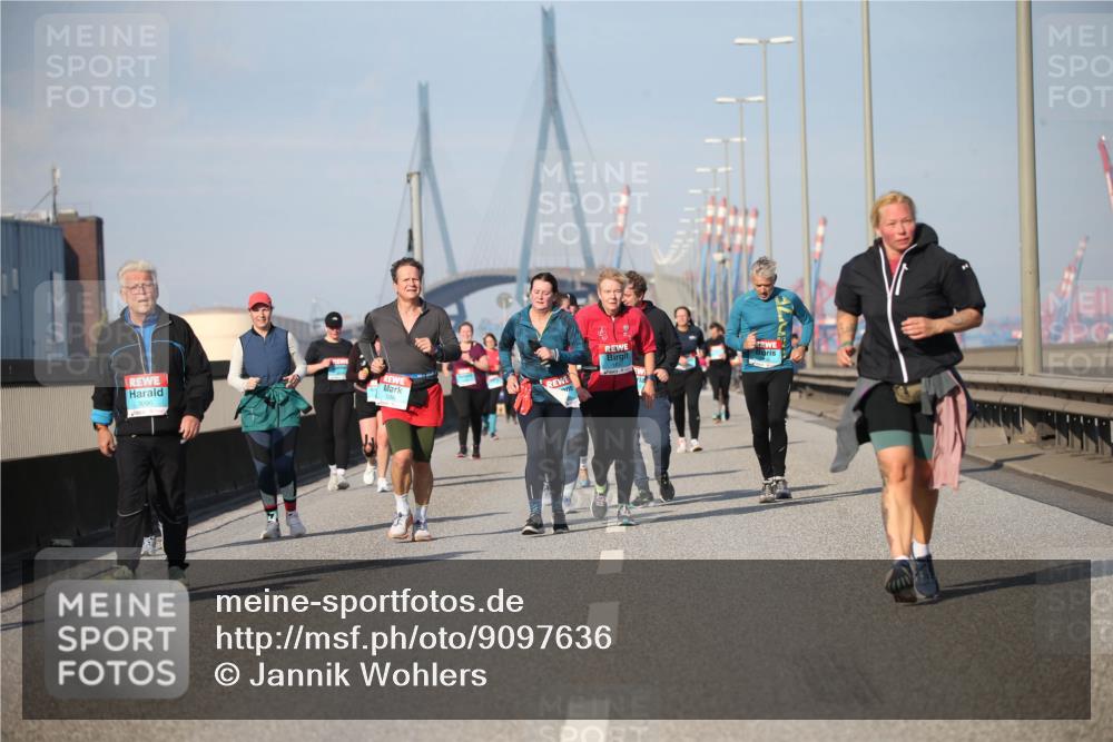 03.10.2025 - Köhlbrandbrückenlauf Jannik Wohlers http://msf.ph/oto/9097636 03.10.2025 10:16:14 Position 3 3096, 1256 meine-sportfotos.de