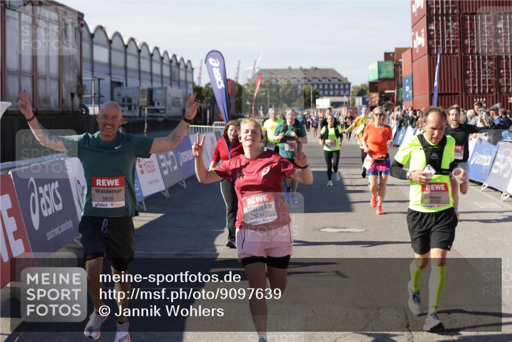 03.10.2025 - Köhlbrandbrückenlauf Jannik Wohlers http://msf.ph/oto/9097639 03.10.2025 13:22:33 Ziel 4481, 4482, 4508, 5122, 5125, 5167, 5213, 5214, 5272, 5675, 5839, 5851, 5928, 5929, 5933, 5982, 6188, 6300, 6413, 6733 meine-sportfotos.de