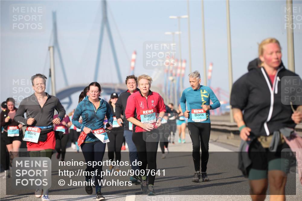 03.10.2025 - Köhlbrandbrückenlauf Jannik Wohlers http://msf.ph/oto/9097641 03.10.2025 10:16:16 Position 3 1256, 1837, 3438 meine-sportfotos.de
