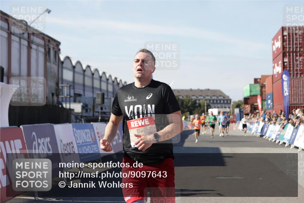 03.10.2025 - Köhlbrandbrückenlauf Jannik Wohlers http://msf.ph/oto/9097643 03.10.2025 12:56:03 Ziel 4041, 5966, 6778 meine-sportfotos.de
