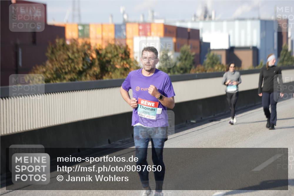 03.10.2025 - Köhlbrandbrückenlauf Jannik Wohlers http://msf.ph/oto/9097650 03.10.2025 10:18:33 Position 3 2988 meine-sportfotos.de