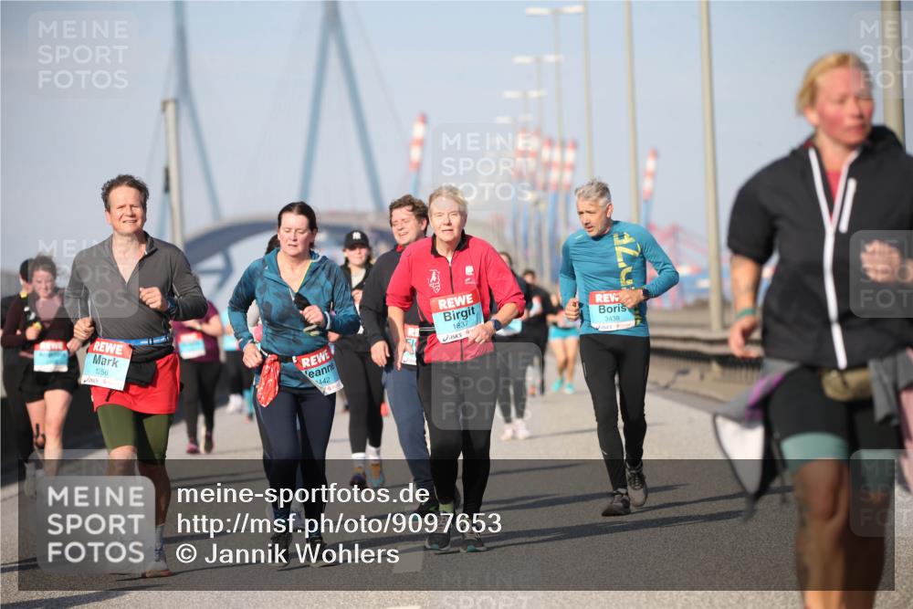 03.10.2025 - Köhlbrandbrückenlauf Jannik Wohlers http://msf.ph/oto/9097653 03.10.2025 10:16:16 Position 3 1256, 442, 1837, 3438 meine-sportfotos.de