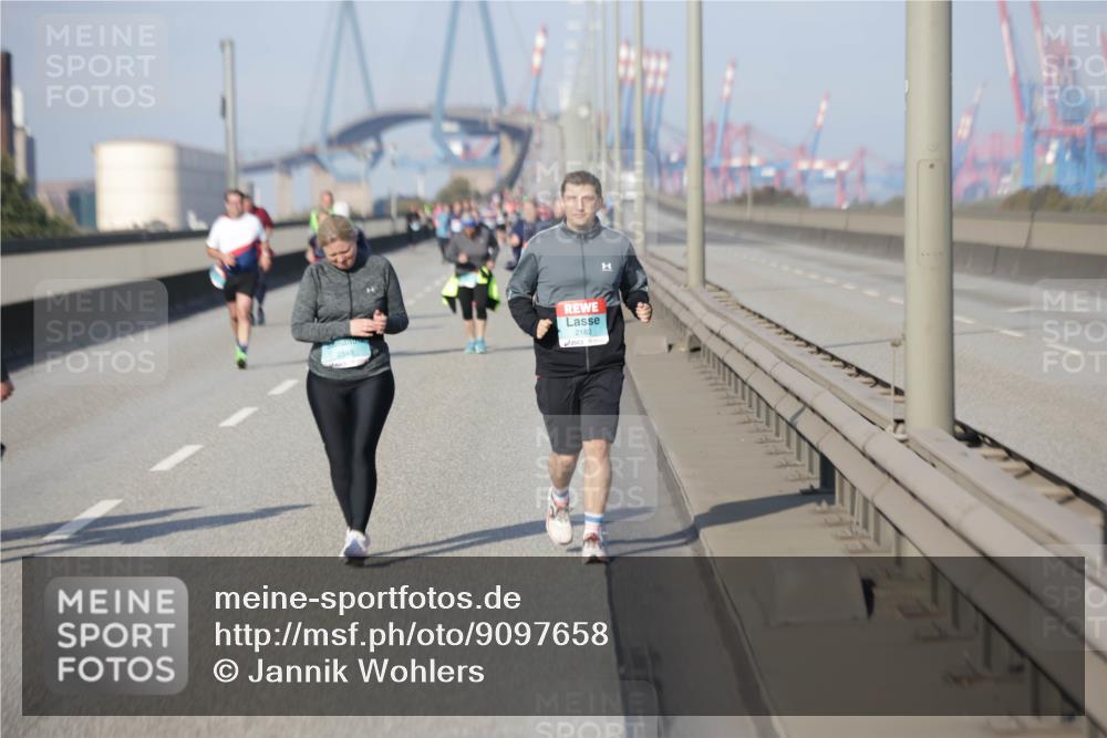 03.10.2025 - Köhlbrandbrückenlauf Jannik Wohlers http://msf.ph/oto/9097658 03.10.2025 10:18:36 Position 3 2182 meine-sportfotos.de