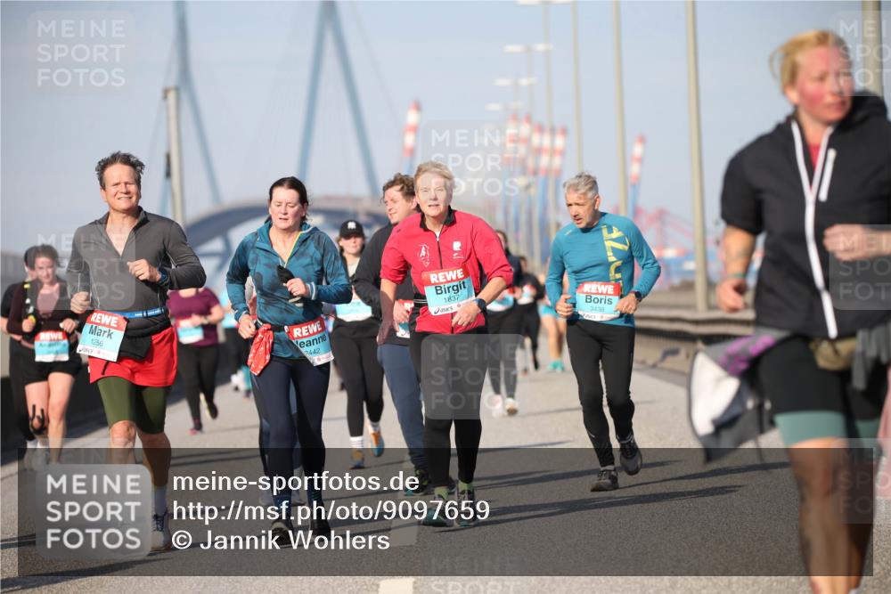 03.10.2025 - Köhlbrandbrückenlauf Jannik Wohlers http://msf.ph/oto/9097659 03.10.2025 10:16:16 Position 3 1256, 2442, 1837, 3438 meine-sportfotos.de