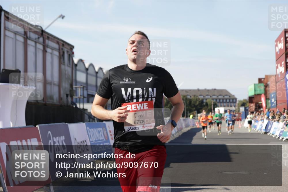 03.10.2025 - Köhlbrandbrückenlauf Jannik Wohlers http://msf.ph/oto/9097670 03.10.2025 12:56:03 Ziel 4041, 5966, 6778 meine-sportfotos.de