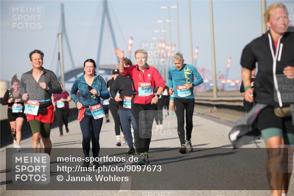03.10.2025 - Köhlbrandbrückenlauf Jannik Wohlers http://msf.ph/oto/9097673 03.10.2025 10:16:17 Position 3 1256, 2442, 1837, 3438, 343 meine-sportfotos.de