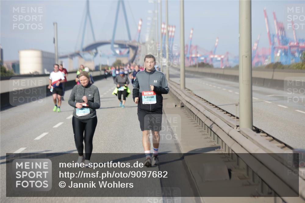 03.10.2025 - Köhlbrandbrückenlauf Jannik Wohlers http://msf.ph/oto/9097682 03.10.2025 10:18:36 Position 3 2182 meine-sportfotos.de