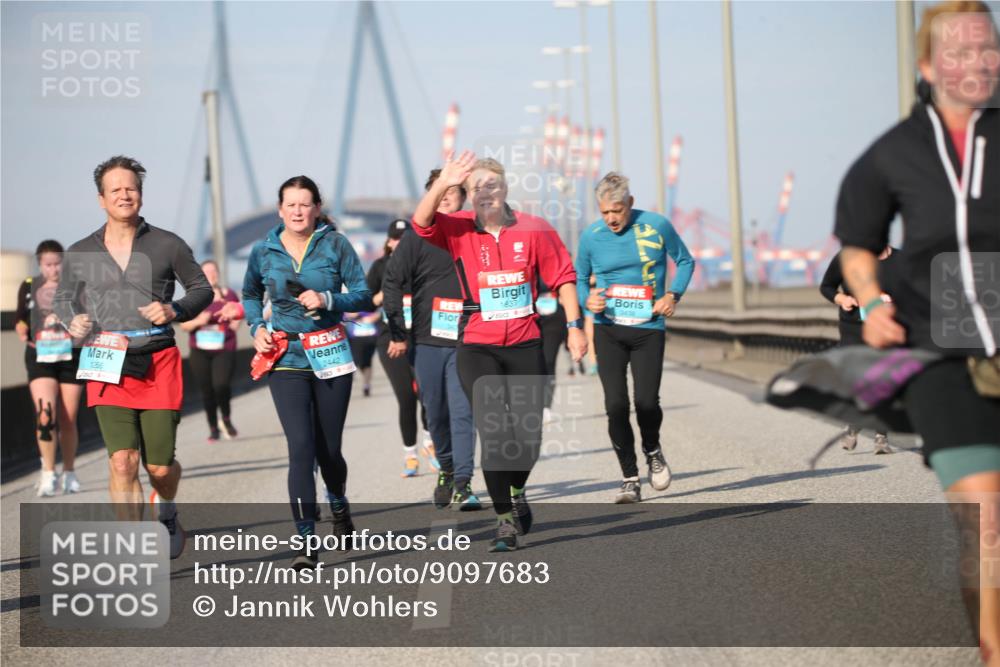 03.10.2025 - Köhlbrandbrückenlauf Jannik Wohlers http://msf.ph/oto/9097683 03.10.2025 10:16:17 Position 3 2442 meine-sportfotos.de