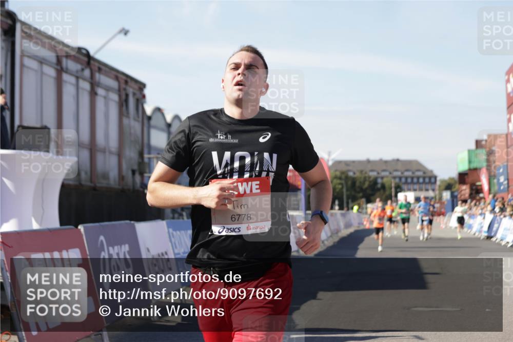 03.10.2025 - Köhlbrandbrückenlauf Jannik Wohlers http://msf.ph/oto/9097692 03.10.2025 12:56:03 Ziel 4041, 5966, 6778 meine-sportfotos.de