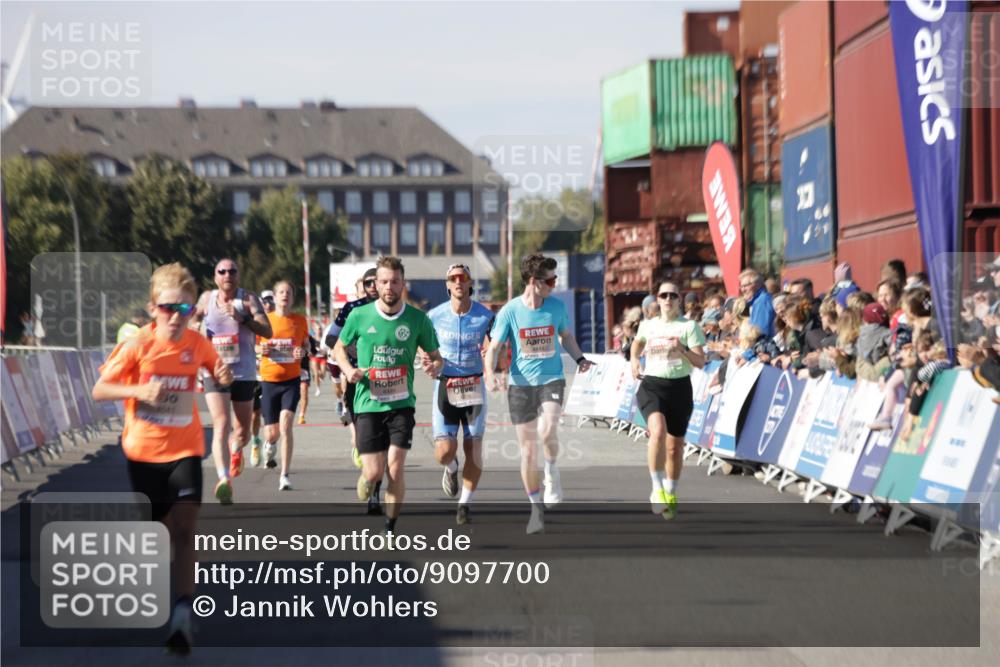 03.10.2025 - Köhlbrandbrückenlauf Jannik Wohlers http://msf.ph/oto/9097700 03.10.2025 12:56:07 Ziel 4041, 4114, 4123, 5966, 6489, 6778 meine-sportfotos.de