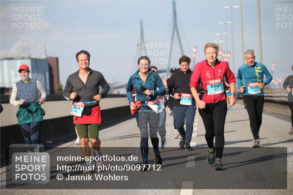 03.10.2025 - Köhlbrandbrückenlauf Jannik Wohlers http://msf.ph/oto/9097712 03.10.2025 10:16:20 Position 3 1256, 3437, 1837, 3438 meine-sportfotos.de