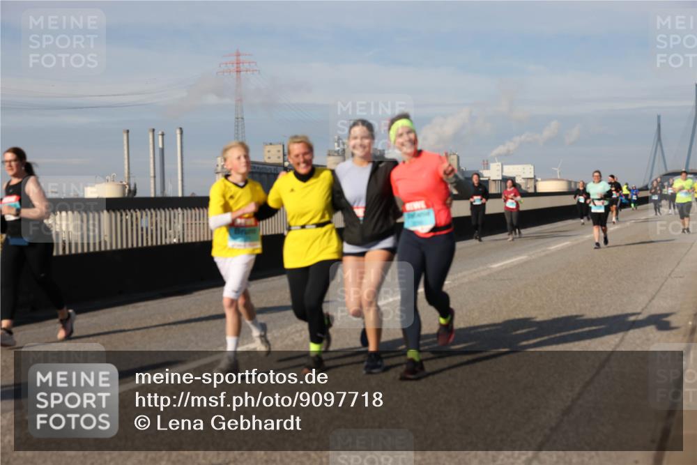 03.10.2025 - Köhlbrandbrückenlauf Lena Gebhardt http://msf.ph/oto/9097718 03.10.2025 10:10:18 Position 2  meine-sportfotos.de