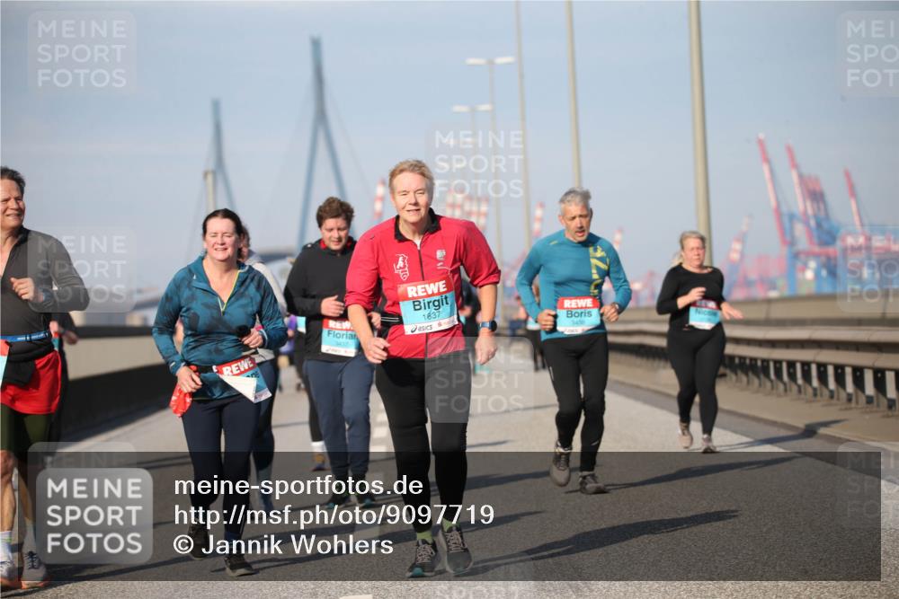 03.10.2025 - Köhlbrandbrückenlauf Jannik Wohlers http://msf.ph/oto/9097719 03.10.2025 10:16:20 Position 3 1837, 3438, 3437 meine-sportfotos.de