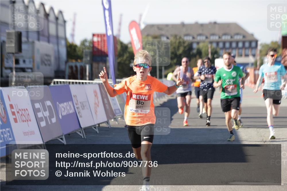 03.10.2025 - Köhlbrandbrückenlauf Jannik Wohlers http://msf.ph/oto/9097736 03.10.2025 12:56:08 Ziel 4041, 4114, 4123, 5966, 6206, 6489, 6495, 6778 meine-sportfotos.de