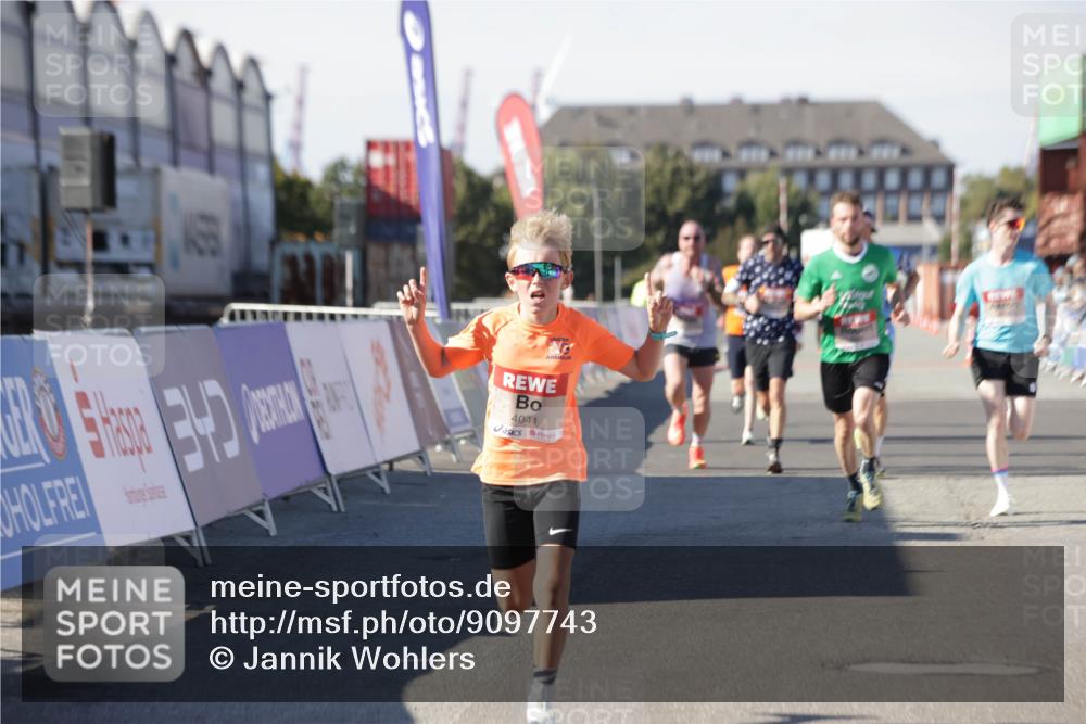 03.10.2025 - Köhlbrandbrückenlauf Jannik Wohlers http://msf.ph/oto/9097743 03.10.2025 12:56:08 Ziel 4041, 4114, 4123, 5966, 6206, 6489, 6495, 6778 meine-sportfotos.de