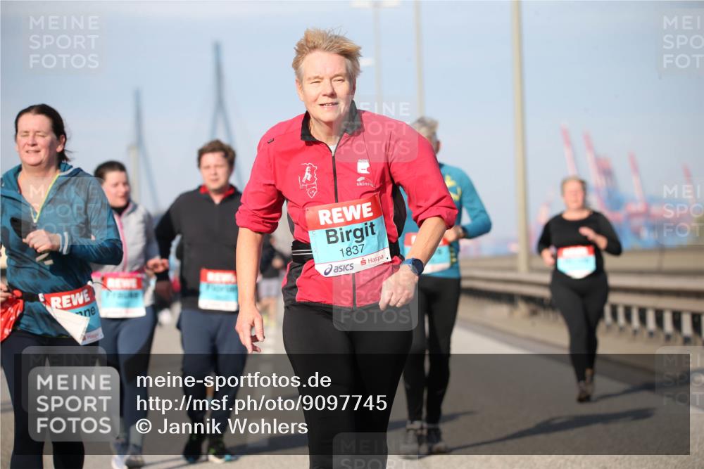 03.10.2025 - Köhlbrandbrückenlauf Jannik Wohlers http://msf.ph/oto/9097745 03.10.2025 10:16:23 Position 3 1837 meine-sportfotos.de