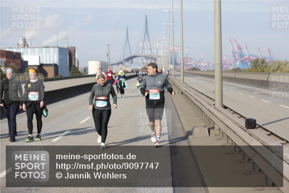 03.10.2025 - Köhlbrandbrückenlauf Jannik Wohlers http://msf.ph/oto/9097747 03.10.2025 10:18:39 Position 3 2548, 2182 meine-sportfotos.de