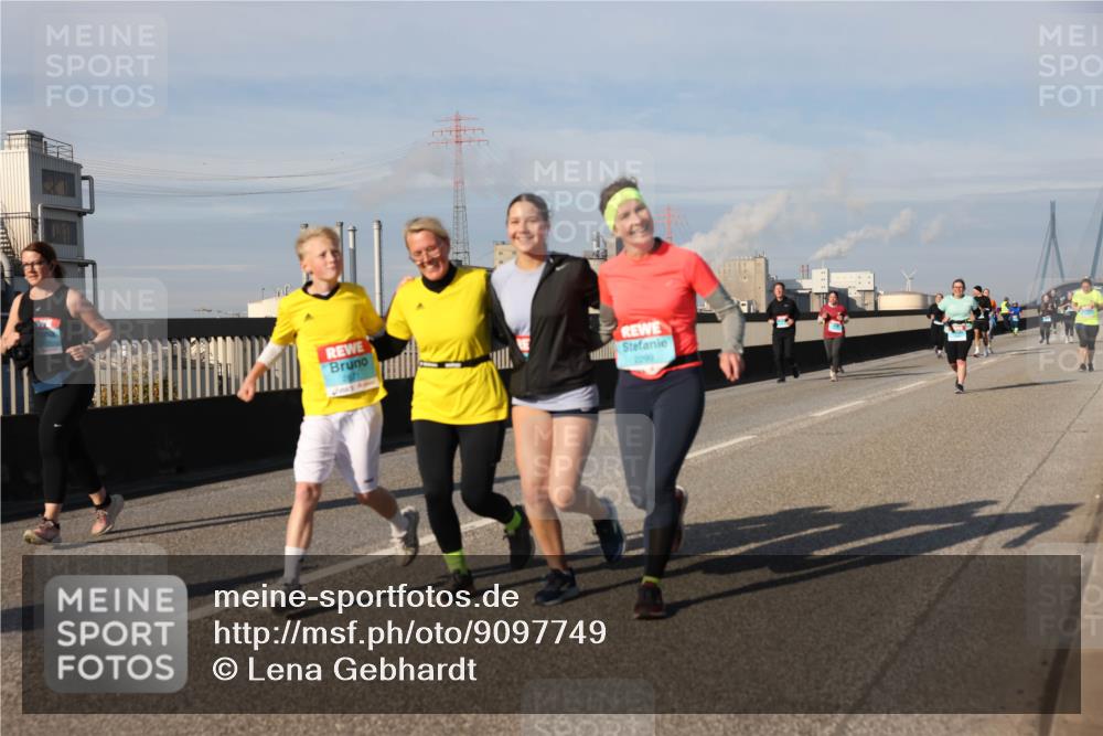 03.10.2025 - Köhlbrandbrückenlauf Lena Gebhardt http://msf.ph/oto/9097749 03.10.2025 10:10:18 Position 2  meine-sportfotos.de
